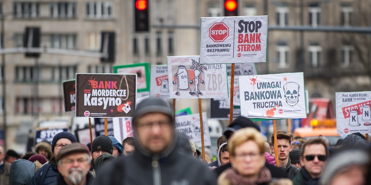 Ustawa frankowa w pierwszym roku obowiązywania może zmniejszyć znormalizowane zyski banków o 15-17 proc.