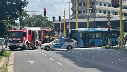 Kigyulladt egy BKV-busz a Déli pályaudvarnál: sikerült megfékezni a lángokat – fotók