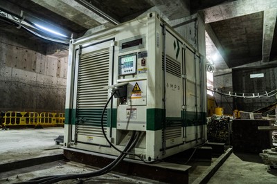 Dźwig na baterie? Rewolucja akumulatorowa przenosi się z autostrad na place budowy