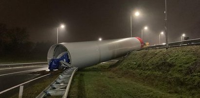 Groźne zdarzenie na autostradzie. Na drogę spadł gigantyczny słup. Czym jest? [WIDEO]