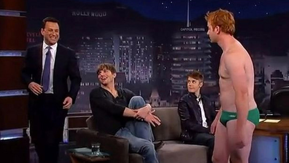 Ashton Kutcher i Justin Bieber pojawili się w programie "Jimmy Kimmel Live!". Niespodziewanie do studia wtargnął półnagi mężczyzna, który za nic nie chciał opuścić studia. Kutcher i Bieber twierdzili, że nie mają z nim nic wspólnego. W końcu jednak przyznali się, że... był to żart.