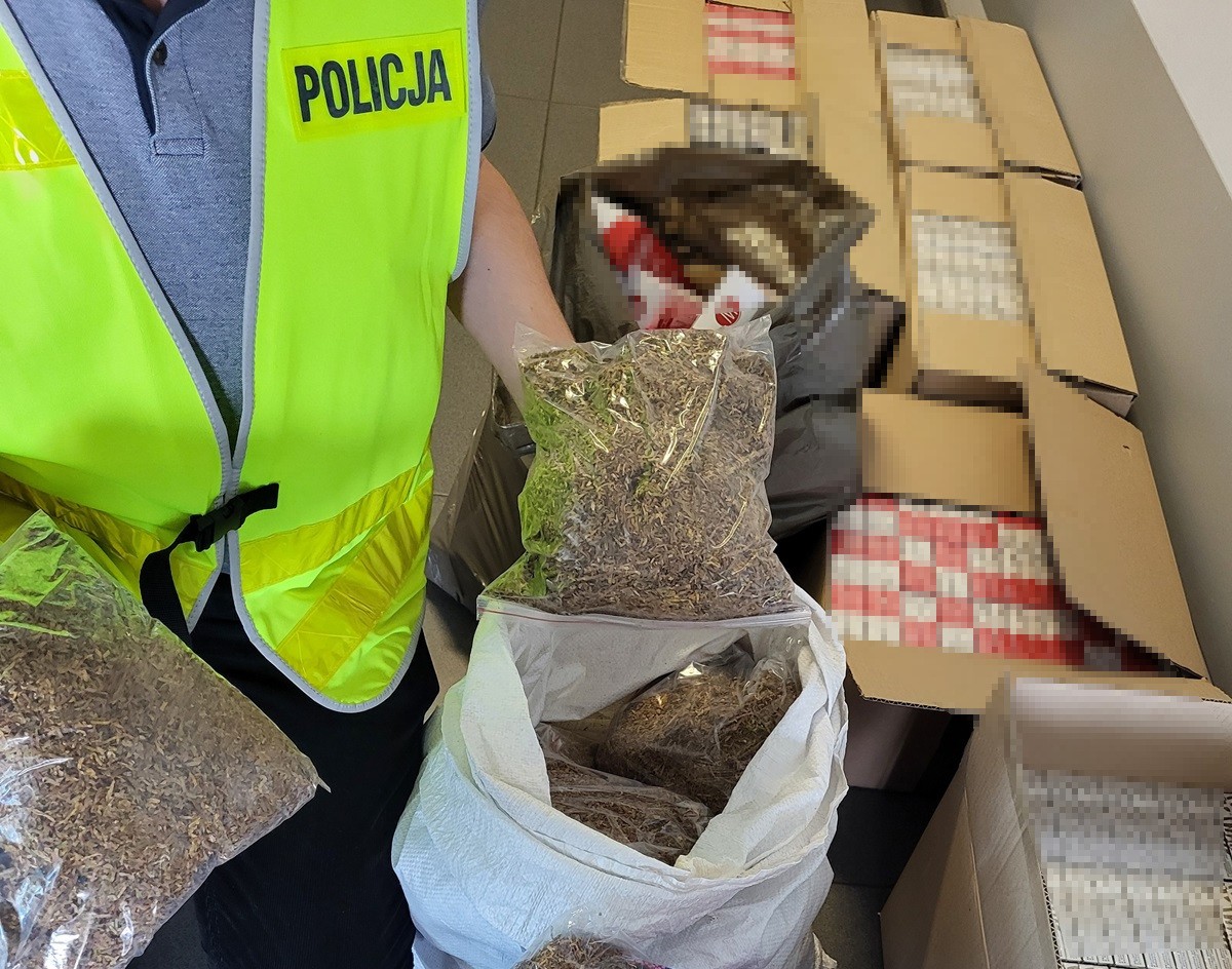 Policjanci zabezpieczyli trefne papierosy i tytoń. 69-latka z zarzutami