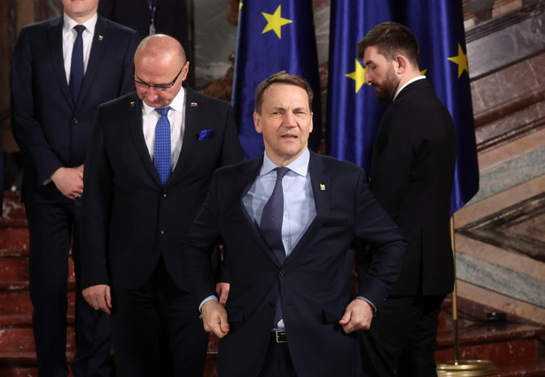 Radosław Sikorski w czasie nieformalnego spotkania ministrów spraw zagranicznych w Brukseli. 3.02.2024