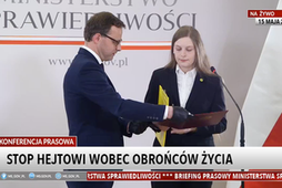 Zuzanna Wiewiórka odbiera medal od Ministerstwa Sprawiedliwości