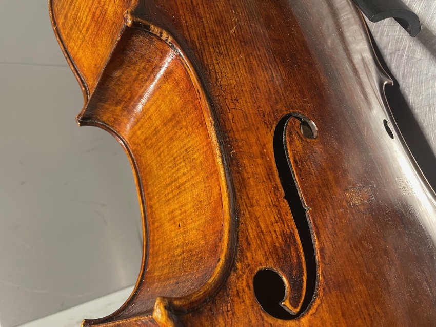 Otkrivena dva stara violončela