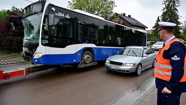 Groźny incydent pod Krakowem. Autobus wjechał do ogródka