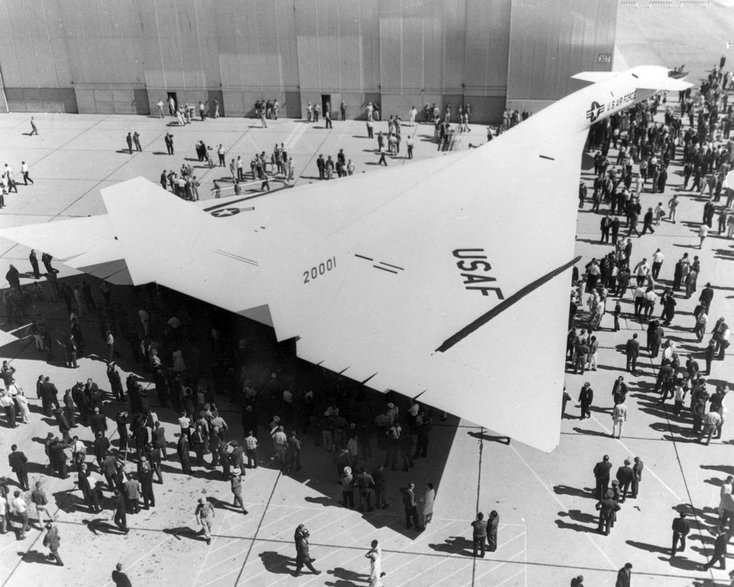 Uroczysty roll-out pierwszego prototypu AV1 (62-0001) odbył się 11 maja 1964 roku w obecności ponad pięciu tysięcy widzów, w tym oficjeli i przedstawicieli mediów. Sylwetki ludzi dają wyobrażenie o wielkości samolotu.