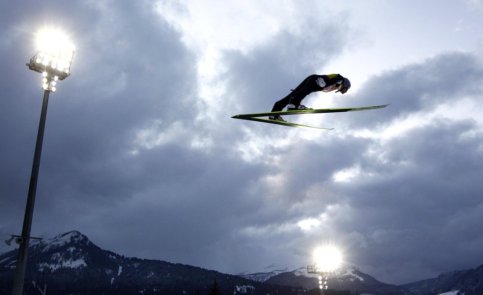 Germany, OBERSTDORF, 2011-12-29T163510Z_01_KAI21_RTRIDSP_3_SKI-JUMPING-HILLS.jpg