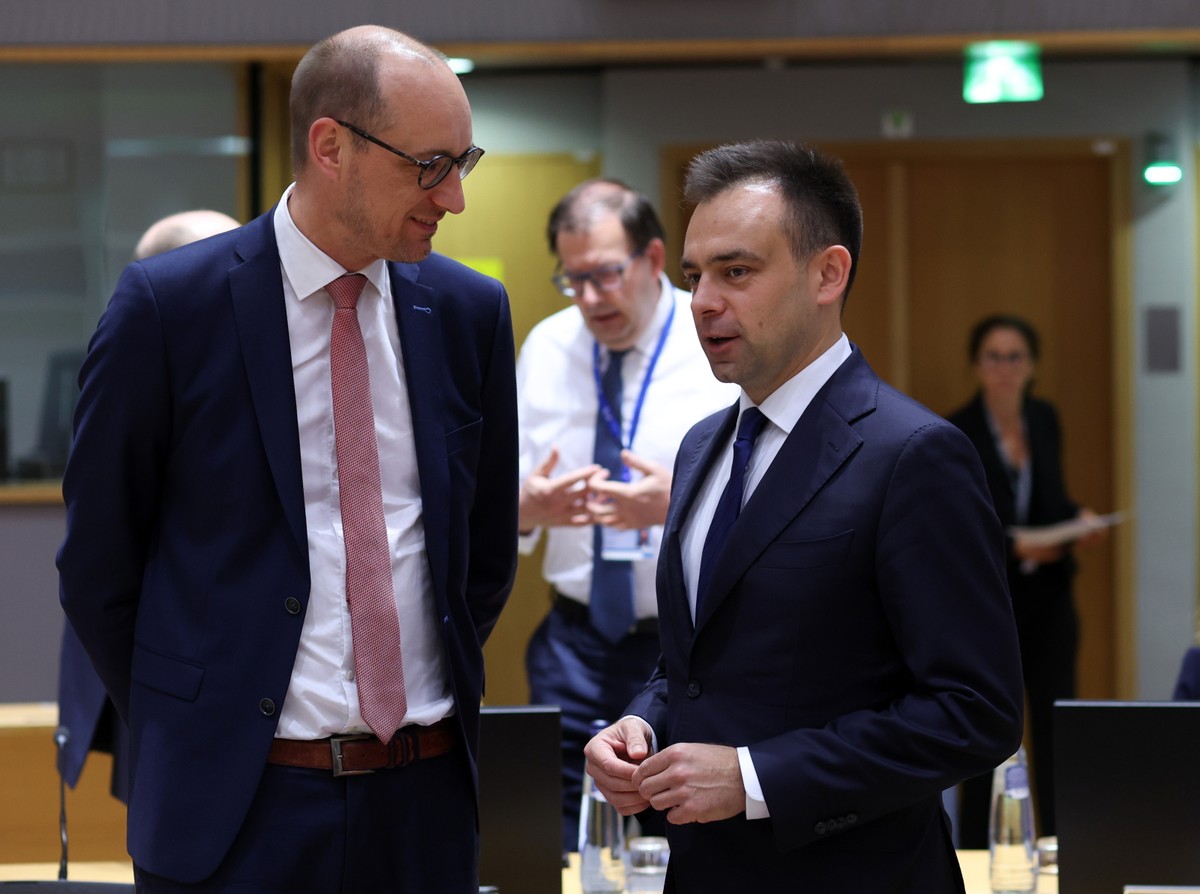 Belgijski minister finansów Vincent Van Peteghem i polski minister finansów Andrzej Domański