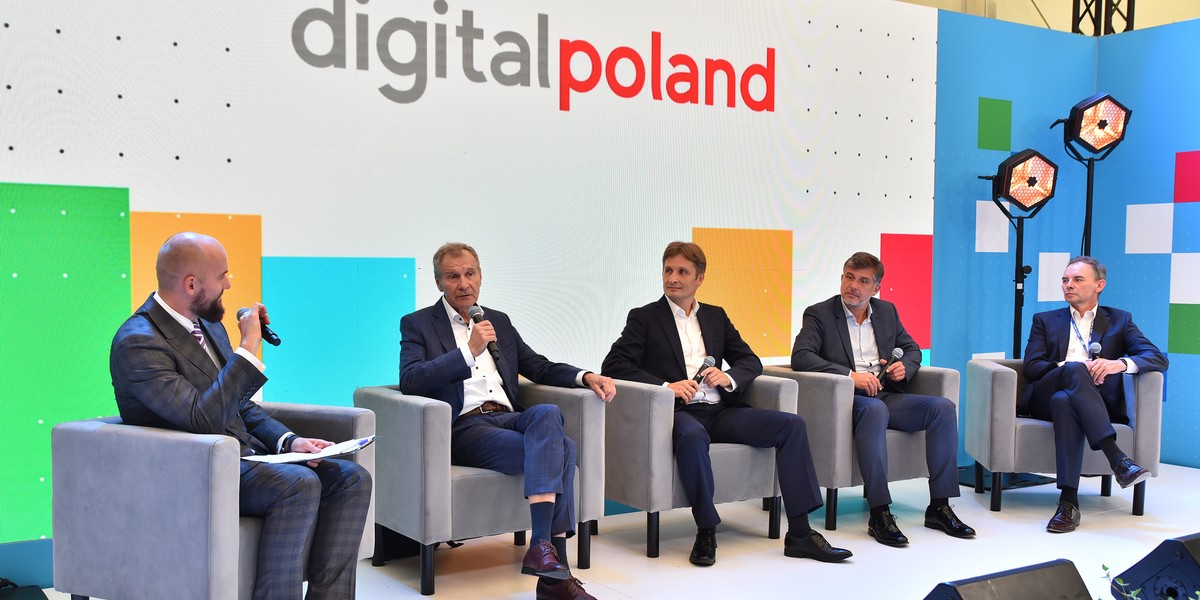 Od lewej: Paweł Bednarz, Business Insider Polska, Krzysztof Silicki, NASK, Michał Kurek, KPMG, Bartosz Stębnicki, Microsoft, Mirosław Maj, fundacja Bezpieczna Cyberprzestrzeń.