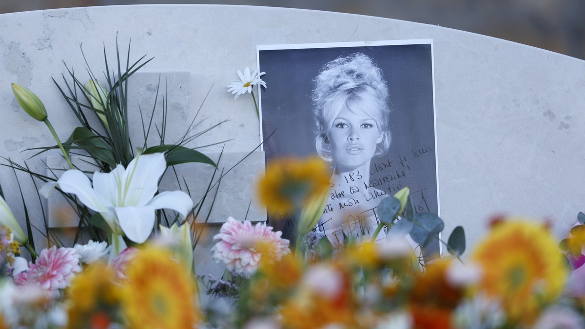 Sahranjena Brižit Bardo, na sahrani zapevao i čuveni bend