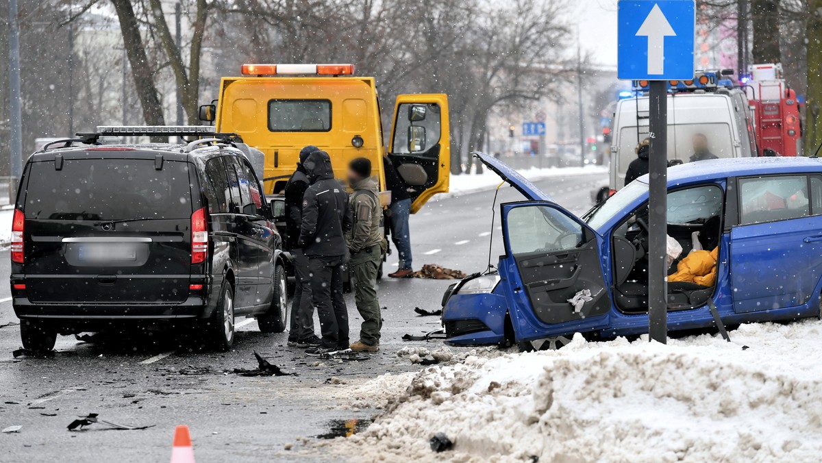 Wypadek z udziałem auta SOP (fot. miejsce zdarzenia). Trzy osoby przewieziono do szpitala