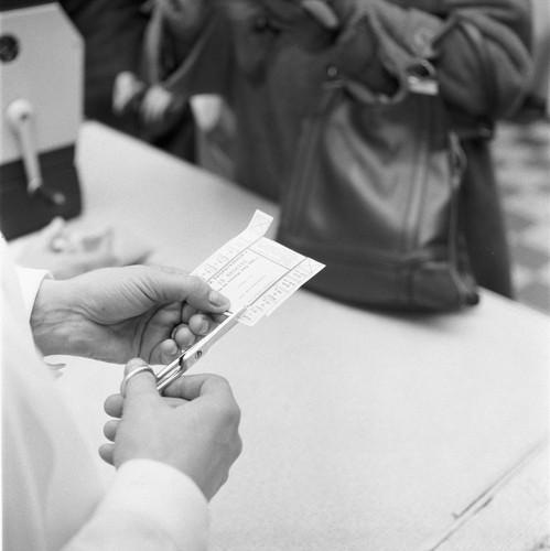 W czasach PRL powstawały sklepy dla uprzywilejowanych. Mimo, że nie obowiązywały w nich kartki, nie mogli tu kupować wszyscy. Przykładem były konsumy, tak zwane sklepy zakładowe, niedostępne dla osób spoza danego zakładu, czy fabryki. Konsumy tworzyły sieć sklepów i stołówek dla pracowników MSW, MO i SB. Potocznie nazywano je 'sklepami za żółtymi firankami'.

<br>
Warszawa, 02.1981. Pierwszy dzień reglamentacji mięsa w sklepie przy ulicy Foksal. Nz. kartka na mięso - ekspedientka wycina z nej stosowny kwadracik na mięso, drób albo wędliny. (ptr) PAP/Tomasz Langda