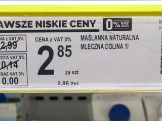 Od 1 lutego obowiązuje zerowa stawka VAT na większość produktów żywnościowych. Nie oznacza to jednak, że przedsiębiorcy mają obowiązek obniżania cen. Ceny prezentowane przez sklepy Biedronka, Warszawa, 31 stycznia 2022 r.