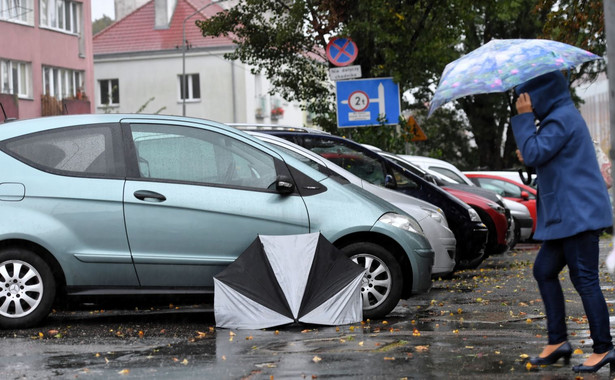 Wichury nad Polską. Jest jedna ofiara śmiertelna, prawie 300 tysięcy odbiorców bez prądu [OSTRZEŻENIE IMGW]