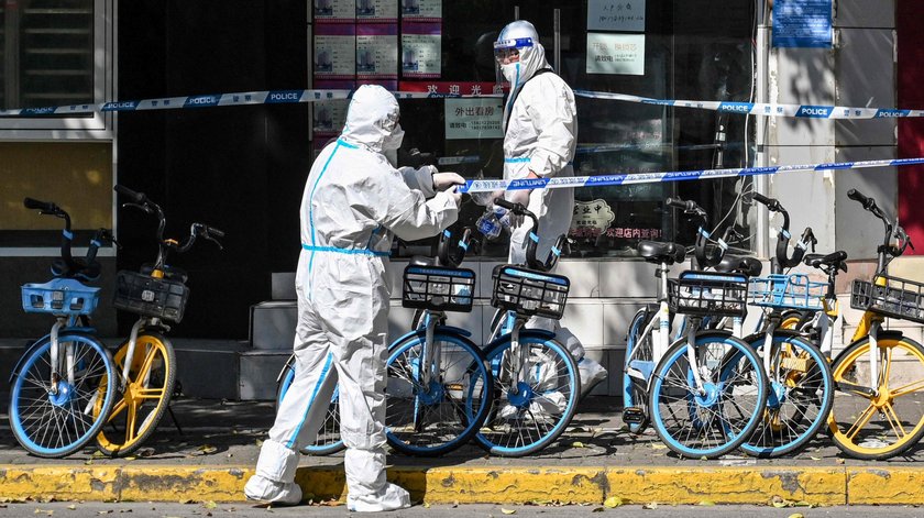 Policjanci  w hermetycznych kombinezonach izolują ulicę w Szanghaju (Chiny). Teraz sąsiadująca z Chinami Korea zamierza robić to samo