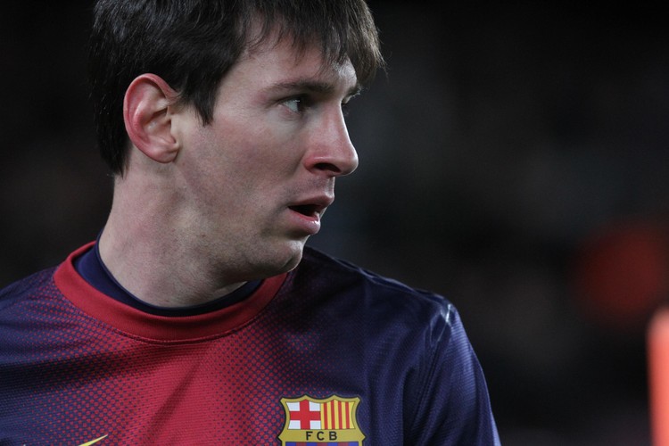 <b>2. Argentyńczyk Lionel Messi z Barcelony</b> - w sezonie 2012/13 zarobi <b>35 mln euro</b>
<br>
<br>
As Barcelony zarobi w tym sezonie 12,5 mln z pensji, 500 tys. dostanie jako premie, a 22 mln wpłynie na jego konto z kontraktów reklamowych.