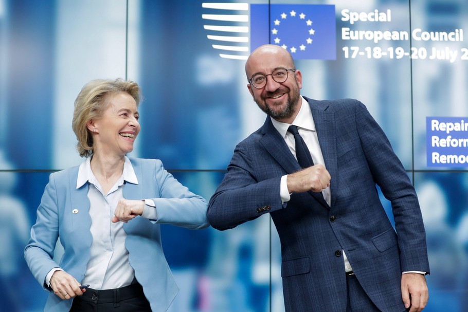 Przewodnicząca KE Ursula von der Leyen i szef Rady Europejskiej Charles Michel w trakcie szczytu w Brukseli