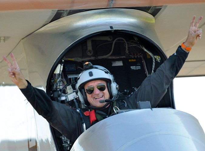 Pilot Andre Borschberg cieszy się po udanym lądowaniu