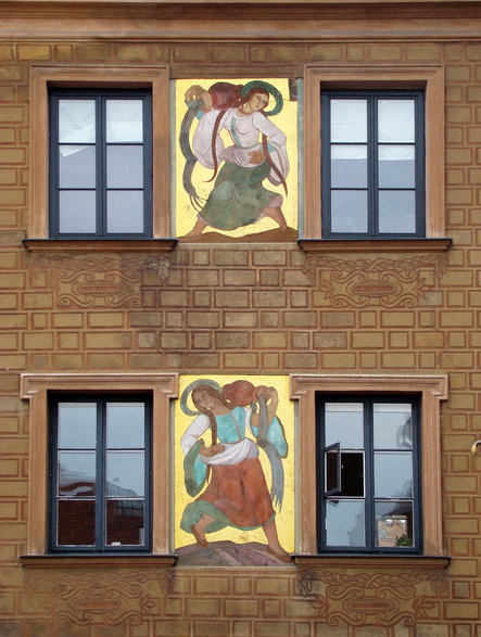 Polichromie Zofii Stryjeńskiej z roku 1928 na Rynku Starego Miasta w Warszawie. Fot. Szczebrzeszynski, Public domain, via Wikimedia Commons