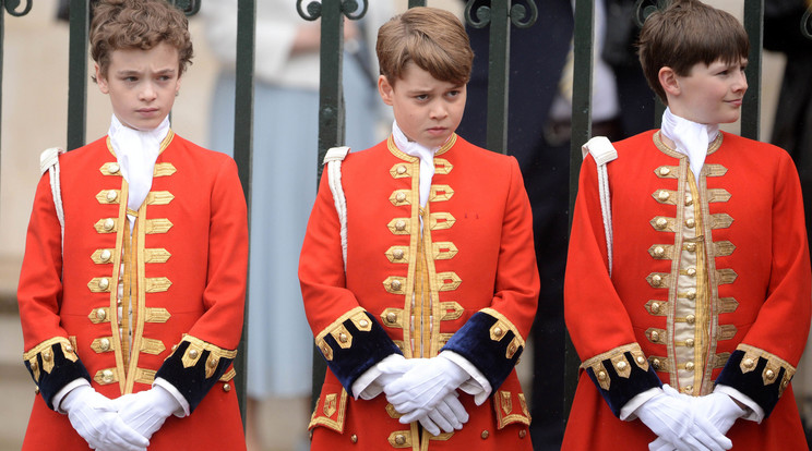 A 9 éves György herceg (középen) és másik két tiszteletbeli apród III. Károly koronázásán / Fotó: Northfoto