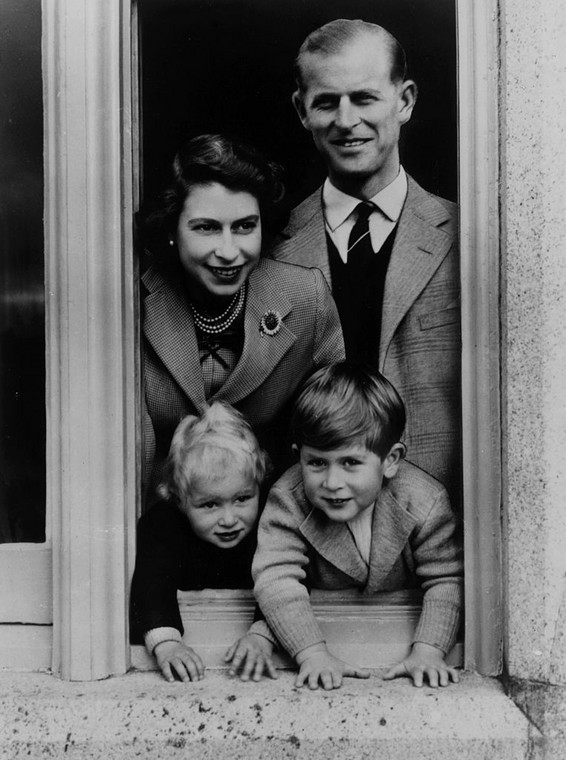Książę Filip i Elżbieta II z dziećmi: Karolem i Anną w 1952 r.