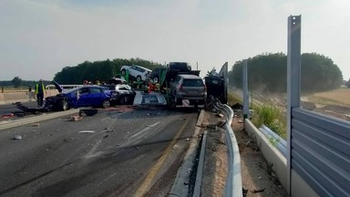 Zderzenie dwóch aut i lawety na A1. Jedna osoba nie żyje, droga zablokowana