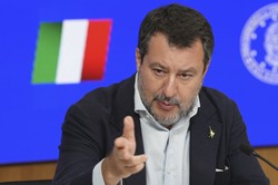 Salvini do Macrona: Załóż hełm, kamizelkę, weź karabin i jedź sobie do Ukrainy