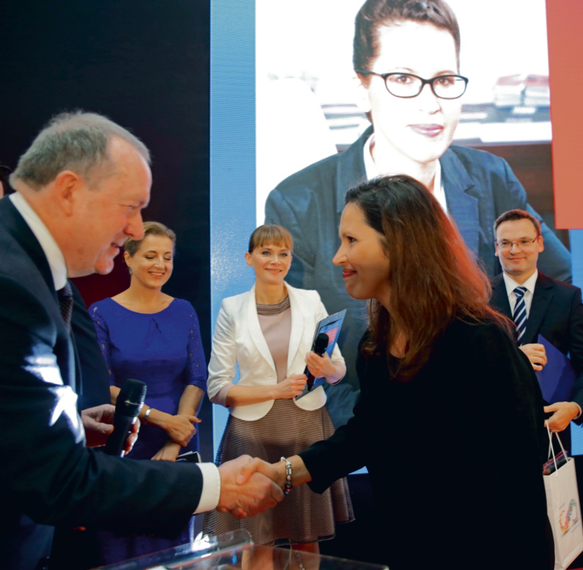 Karolina Schiffter, adwokat, starszy prawnik i wspólnik w kancelarii Raczkowski Paruch, koncentruje swoją praktykę na biznesowym prawie imigracyjnym, zajęła pierwsze miejsce w organizowanym przez Dziennik Gazetę Prawną i Wolters Kluwer konkursie Rising Stars Prawnicy – liderzy jutra 2016