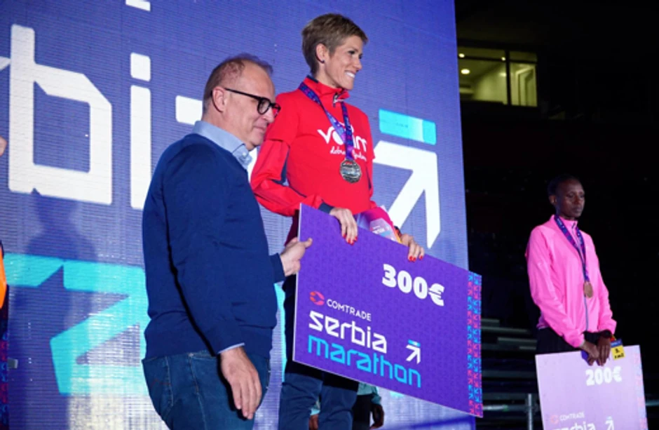 Vesić uručuje nagrade polumaratonkama