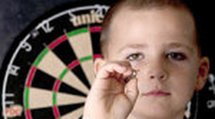 Darts-világbajnokot vert meg a hétéves kissrác