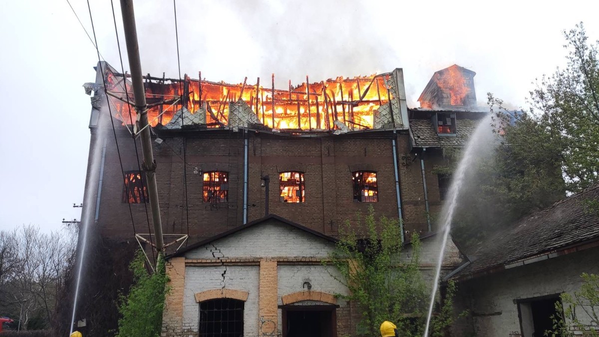 MALOLETNICI IZAZVALI POŽAR Stari mlin u Obrenovcu u potpunosti IZGOREO, sa vatrenom stihijom se borilo 20 vatrogasaca