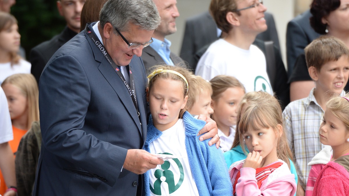 Każde dziecko w Polsce potrzebuje wypoczynku, aby rozwijać się, poznawać świat i ludzi - podkreślił prezydent Bronisław Komorowski, dziękując przedstawicielom stowarzyszeń i fundacji, które organizują letni wypoczynek dla dzieci.