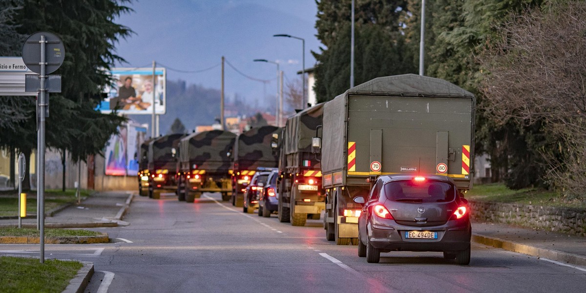 Żołnierze wywożą ciała z Bergamo