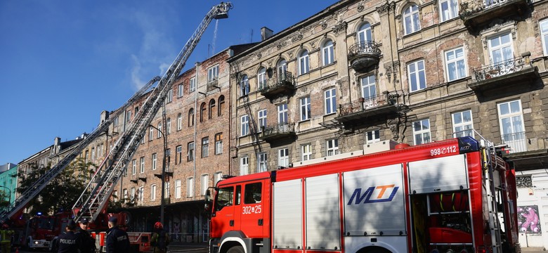 Pożar kamienicy w Warszawie ugaszony. W akcji brało udział 13 zastępów straży pożarnej