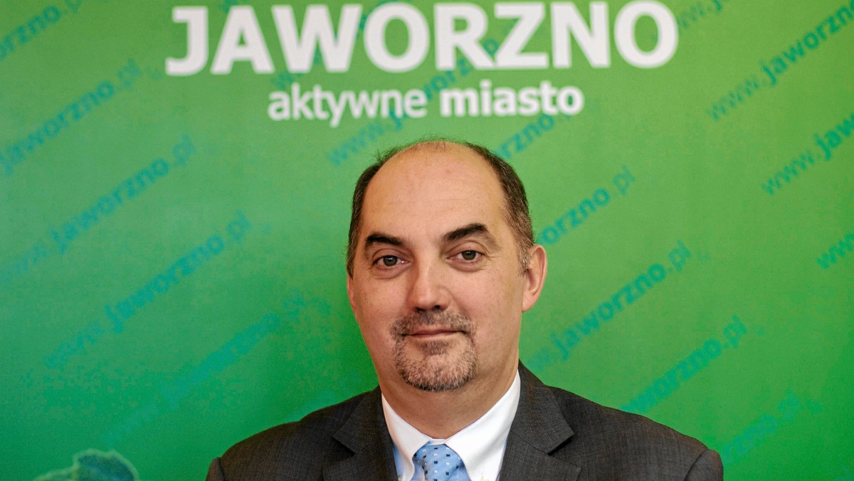 Jaworzno wychodzi z Górnośląskiego Związku Metropolitalnego - tak zdecydowali wczoraj jaworzniccy radni. Projekt uchwały w tej sprawie złożył prezydent miasta Paweł Silbert. To oznacza, że Jaworzno nie zostanie najprawdopodobniej włączone do mającej powstać z początkiem przyszłego roku metropolii w woj. śląskim. Władze zapowiadają pewnego rodzaju referendum.