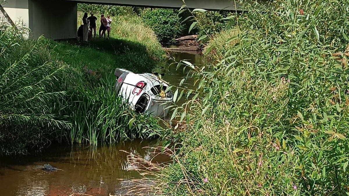 Co za koszmar! Samochód wjechał do rzeki, w środku było dziecko