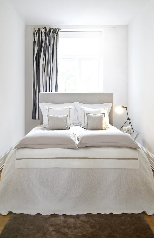 W sypialni paleta kolorów jest bardziej okrojona: beże, biele i szarości tworzą nastrój sprzyjający relaksowi. 