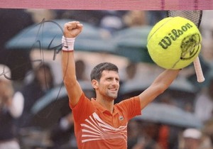 Humanitarac Vladimir prodaje lopticu sa Novakovim potpisom