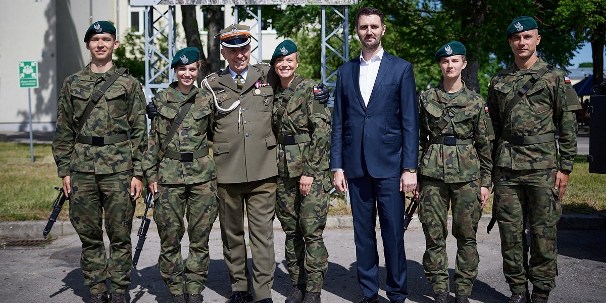 Łyżwiarze dumni po złożeniu przysięgi.