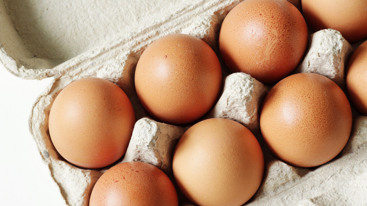 Jak łatwo obrać jajko ze skorupki? Przed gotowaniem wbij w nie szpilkę