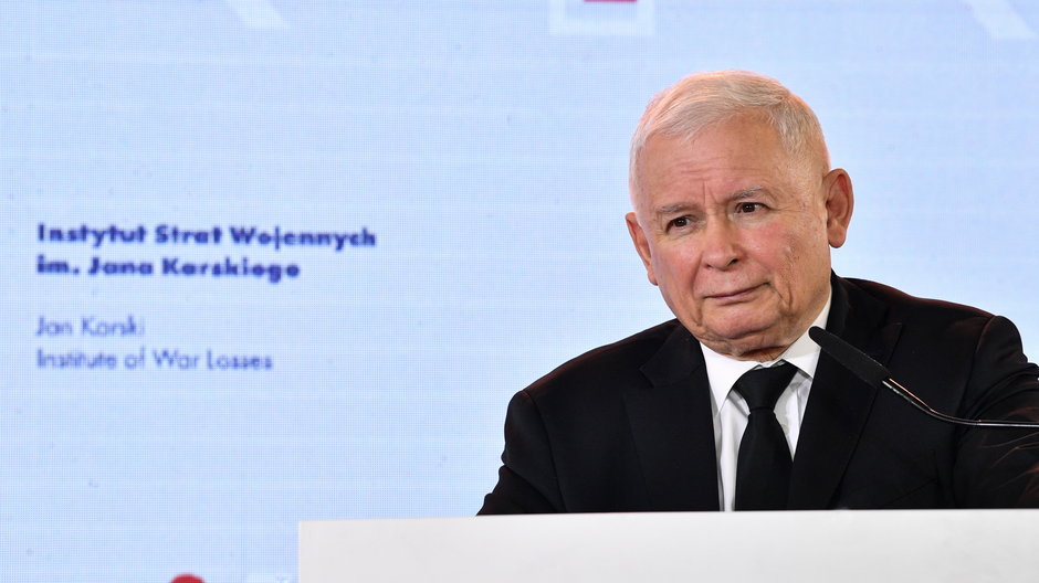 Prezes Prawa i Sprawiedliwości Jarosław Kaczyński podczas prezentacji raportu o stratach poniesionych przez Polskę w wyniku agresji i okupacji niemieckiej w czasie II wojny światowej.