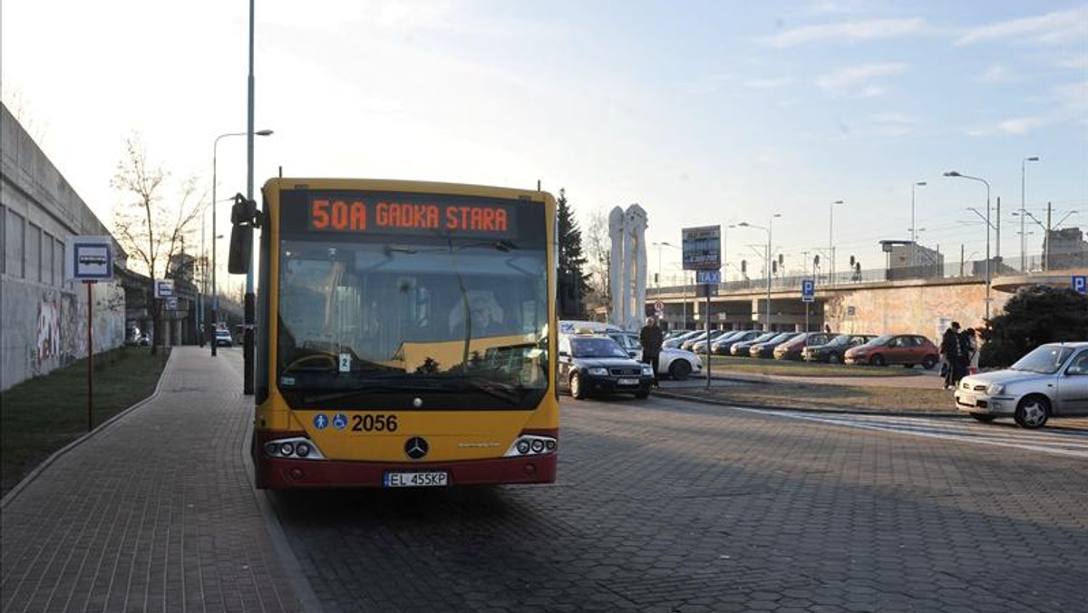 Nowy Rok przynosi zmiany w komunikacji miejskiej. Najważniejsza to wzrost cen biletów. Nie zapomnijmy, że za przejazd tramwajami i autobusami płacimy drożej. Zmieniają się też trasy niektórych linii. Najważniejsza zmiana to powrót komunikacji na plac przed Dworcem Kaliskim.