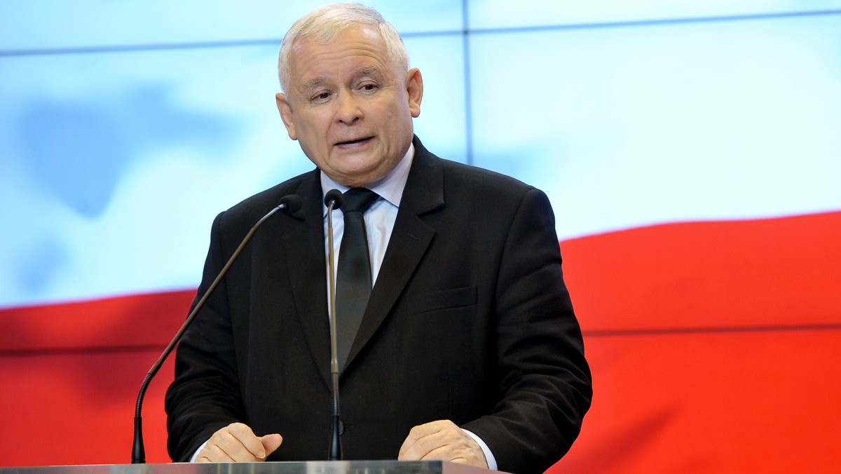 Jarosław Kaczyński w trakcie spotkania z pełnomocnikami okręgowymi i regionalnymi ds. kampanii samorządowej poinformował, że partia rezygnuje z koncepcji tzw. wstecznej dwukadencyjności dla samorządowców - dowiedziała się PAP. - Podtrzymamy zasadę dwóch kadencji w samorządach, ale odłożoną w czasie - oświadczył później lider PiS w trakcie dzisiejszej konferencji prasowej.