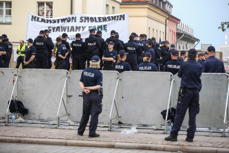 Zabezpieczone barierkami i kordonami policji Krakowskie Przedmieście