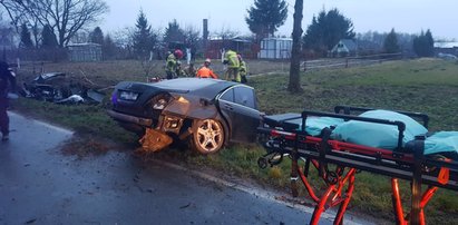 Samochód rozerwało na pół. Nie żyje dwóch mężczyzn [ZDJĘCIA]