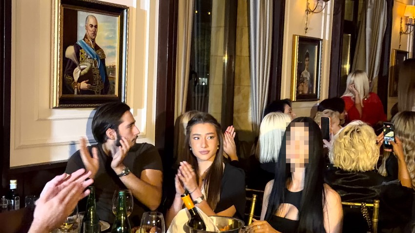 Kan Džinović sa devojkom