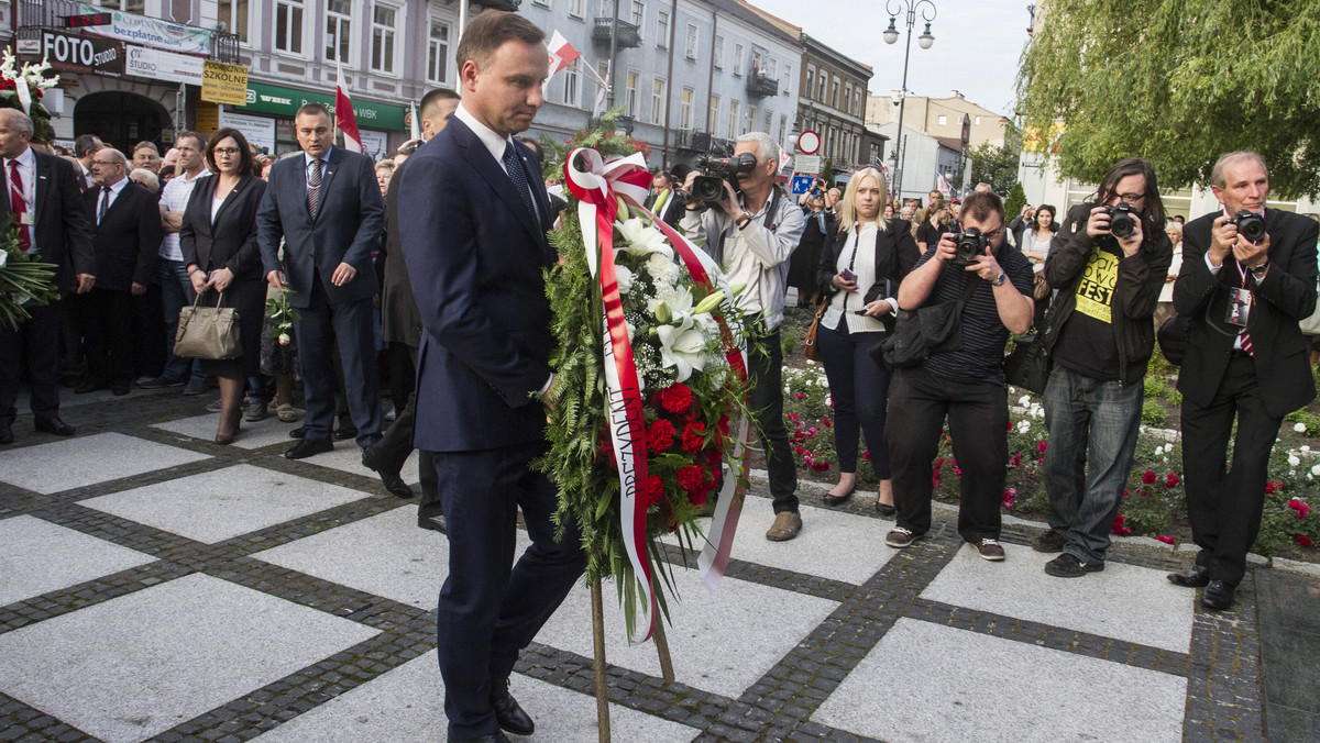 Jestem tutaj, by pochylić głowę przed ofiarami tamtych wydarzeń - tymi, którzy zginęli, zostali ranni, przed ich rodzinami - mówił w Radomiu prezydent elekt Andrzej Duda podczas uroczystości upamiętniających wydarzenia Czerwca '76. Podkreślał, że były one początkiem zmian w Polsce.