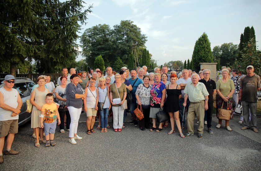 Mieszkańcy Brzezin poskarżyli się papieżowi na cmentarną drożyznę