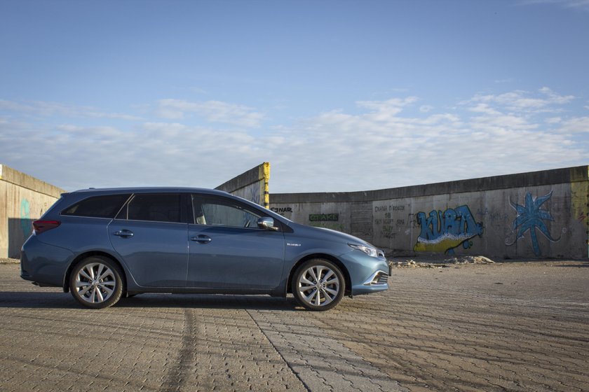 Toyota Auris Hybrid bok